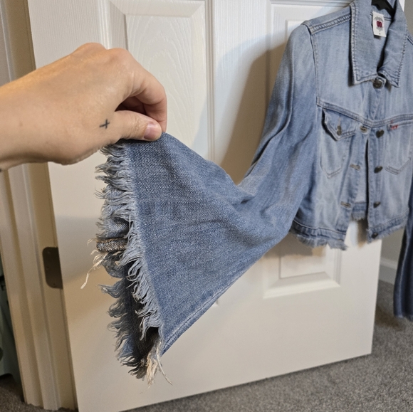 Nashville Cropped Denim Jacket Raw Hem Bell Sleeves Size Medium NWOT - Picture 5 of 9